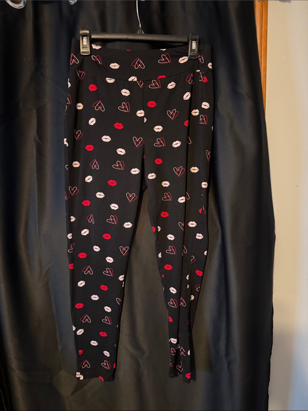 Black women Leggings with Red & White Lip and Heart Print
